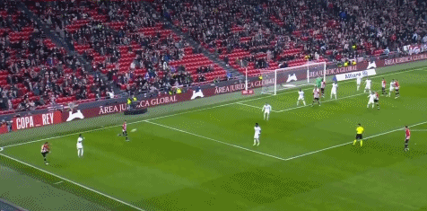 麦克·舒密特由于背伤宣布引退，费城球迷在球场为其举行了盛大的告别礼